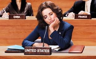 Veep offre un contrepoint étonnant aux séries politiques plus sérieuses comme House of Cards par exemple.
